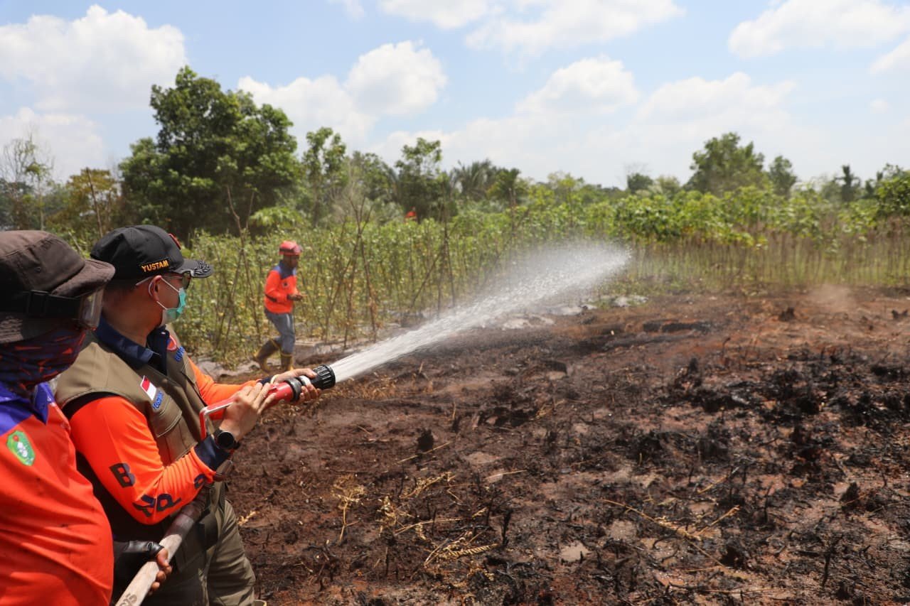 FOTO 8 Agustus_Proses pemadaman lahan terbakar oleh tim gabungan di Desa Limbung, Kecamatan Sungai Raya, Kabupaten Kubu Raya, Kalimantan Barat