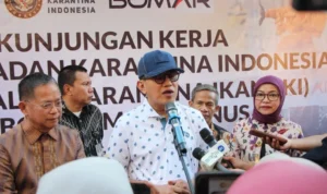 FOTO 9 Agustus_Kepala Badan Karantina Indonesia (Barantin), Abdul Kadir Karding meninjau implementasi pelayanan karantina di PT Bogatama Marinusa (PT BOMAR).
