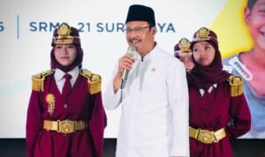 FOTO 9 Agustus_Menteri Sosial Saifullah Yusuf bersama anak-anak sekolah rakyat di Jawa Timur. dok. kemensos