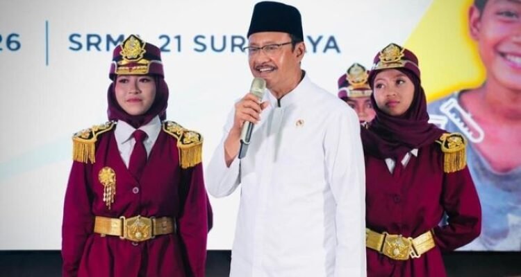 FOTO 9 Agustus_Menteri Sosial Saifullah Yusuf bersama anak-anak sekolah rakyat di Jawa Timur. dok. kemensos