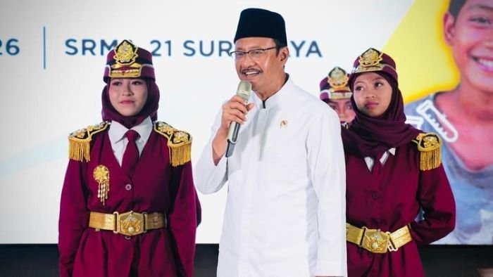 FOTO 9 Agustus_Menteri Sosial Saifullah Yusuf bersama anak-anak sekolah rakyat di Jawa Timur. dok. kemensos