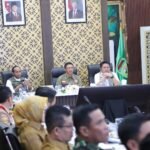 FOTO 1 Sept_Kepala Badan Nasional Penanggulangan Bencana (BNPB) Letjen TNI Suharyanto bersama dengan Menteri Kehutanan Raja INI