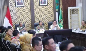 FOTO 1 Sept_Kepala Badan Nasional Penanggulangan Bencana (BNPB) Letjen TNI Suharyanto bersama dengan Menteri Kehutanan Raja INI