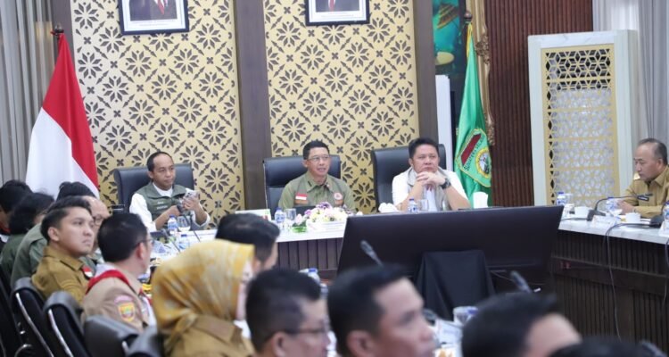 FOTO 1 Sept_Kepala Badan Nasional Penanggulangan Bencana (BNPB) Letjen TNI Suharyanto bersama dengan Menteri Kehutanan Raja INI