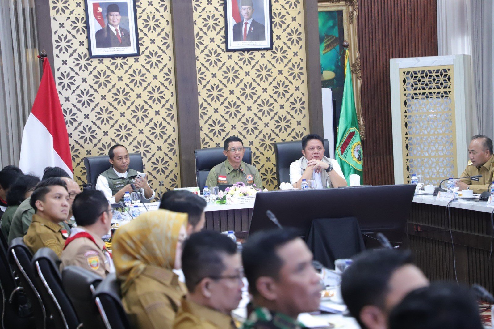 FOTO 1 Sept_Kepala Badan Nasional Penanggulangan Bencana (BNPB) Letjen TNI Suharyanto bersama dengan Menteri Kehutanan Raja INI