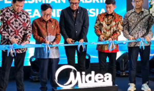 FOTO 10 Sept_Kunjungan kerja Wakil Menteri Perindustrian Faisol Riza (tengah) saat peresmian pabrik Midea.