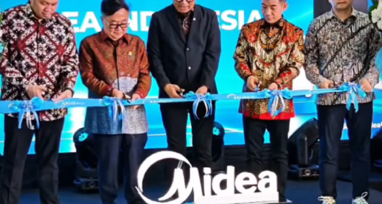 FOTO 10 Sept_Kunjungan kerja Wakil Menteri Perindustrian Faisol Riza (tengah) saat peresmian pabrik Midea.