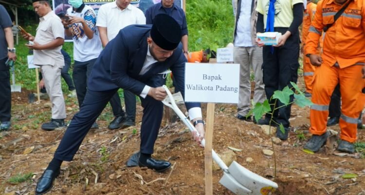 FOTO 10 Sept_Penanaman Perdana Festival Tanam Hulu yang dipusatkan di kawasan Guo, Kelurahan Kuranji, Kecamatan Kuranji. padang.go.id