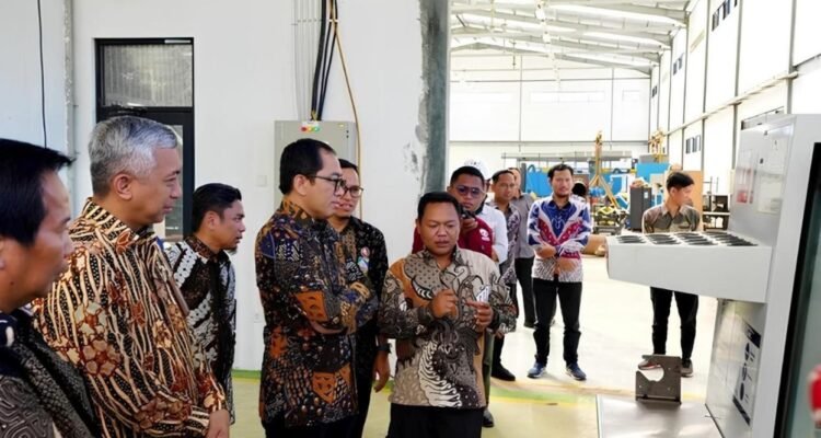 FOTO 10 Sept_Wamenperin menyaksikan beberapa manufaktur