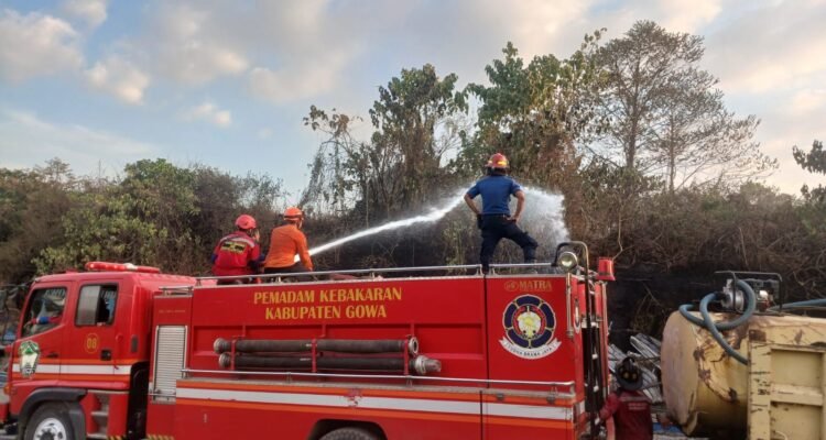 FOTO 11 Sept_BPBD Kabupaten Gowa bersama petugas gabungan melakukan pemadaman dan pendinginan di wilayah terdampak kebakaran. pusdalopskabup