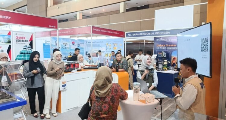 FOTO 11 Sept_Pengunjung menyaksikan stan BNPB dan menyimak informasi, serta edukasi kebencanaan dalam pameran ADEXCO 2026 di JIExpo Kemayoran, Jakarta INI