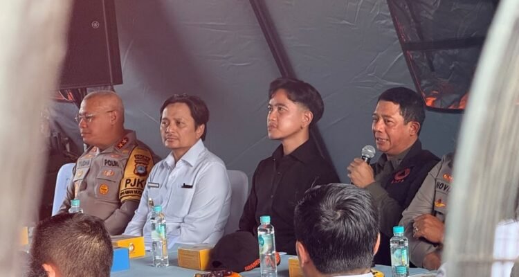 FOTO 11 Sept_Wakil Presiden Gibran Rakabuming Raka (kemeja hitam) di Posko Penanganan Karhutla Provinsi Kalimantan Selatan, Guntung Damar, Banjarbaru, Kalimantan Selatan 1