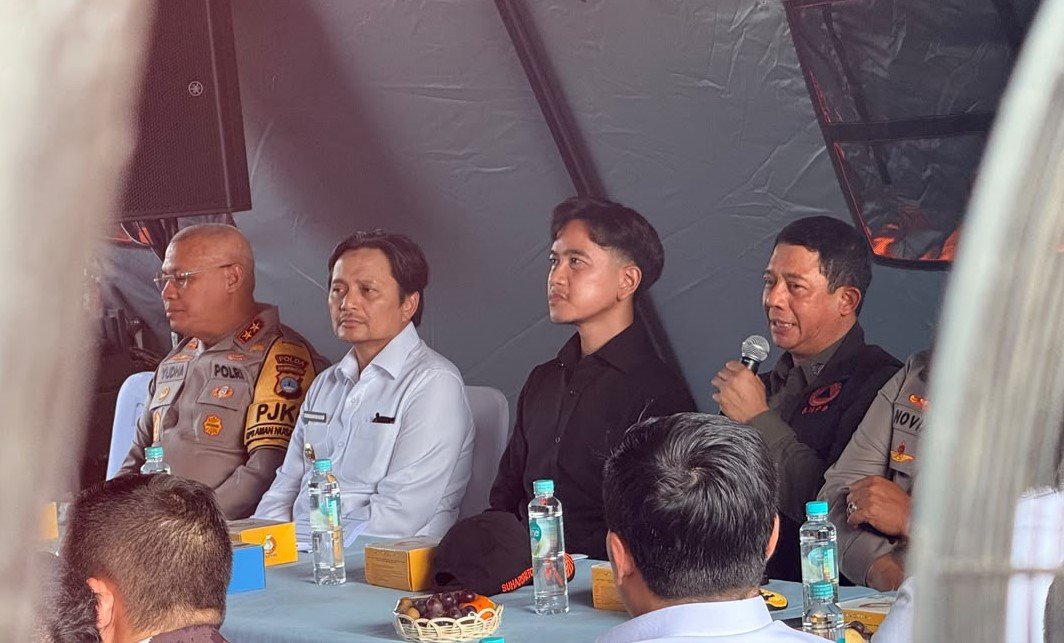 FOTO 11 Sept_Wakil Presiden Gibran Rakabuming Raka (kemeja hitam) di Posko Penanganan Karhutla Provinsi Kalimantan Selatan, Guntung Damar, Banjarbaru, Kalimantan Selatan 1
