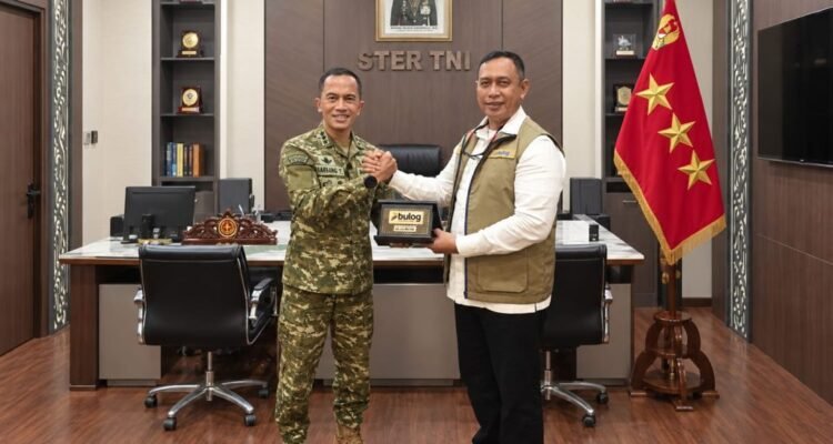FOTO 12 Sept_Direktur Utama Perum BULOG Letnan Jenderal TNI (Purn) Ahmad Rizal Ramdhani berkoordinasi dengan Kepala Staf T