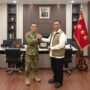 FOTO 12 Sept_Direktur Utama Perum BULOG Letnan Jenderal TNI (Purn) Ahmad Rizal Ramdhani berkoordinasi dengan Kepala Staf T