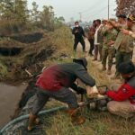 FOTO 12 Sept_Meninjau upaya pemadaman kebakaran hutan dan lahan (Karhutla) oleh Satgas Darat di Kecamatan Jekan Raya, Kota Palangka Raya, Kalimantan Tengah,