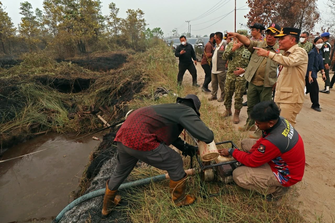 FOTO 12 Sept_Meninjau upaya pemadaman kebakaran hutan dan lahan (Karhutla) oleh Satgas Darat di Kecamatan Jekan Raya, Kota Palangka Raya, Kalimantan Tengah,
