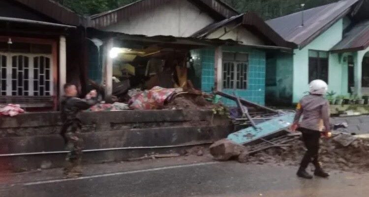 FOTO 14 Sept_Bencana longsor menimpa rumah warga di Kabupaten Aceh Tengah, Provinsi Aceh. dok. bpbdkab INI