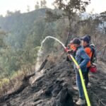 FOTO 14 Sept_Tim gabungan melakukan pemadaman dan pembasahan karhutla di kawasan Gunung Bromo, Jawa Timur. bpbdprov