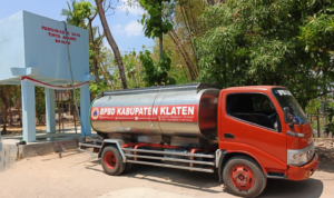 FOTO 15 Sept_BPBD Kabupaten Klaten mendistribusikan bantuan air bersih sebanyak 9 unit tangki atau 45.000 liter ke 11 desa di lima kecamatan terdampak kekeringan