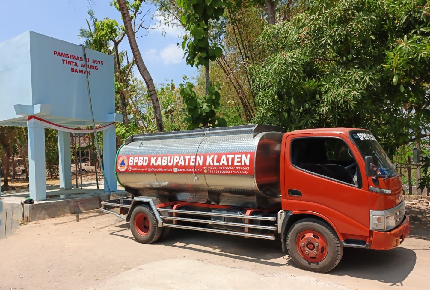 FOTO 15 Sept_BPBD Kabupaten Klaten mendistribusikan bantuan air bersih sebanyak 9 unit tangki atau 45.000 liter ke 11 desa di lima kecamatan terdampak kekeringan