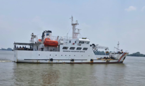 FOTO 15 Sept_Kapal Negara Kenavigasian KN Kunyit juga dikerahkan sebagai relay komunikasi radio antara kapal-kapal di lokasi operasi dengan SROP 1
