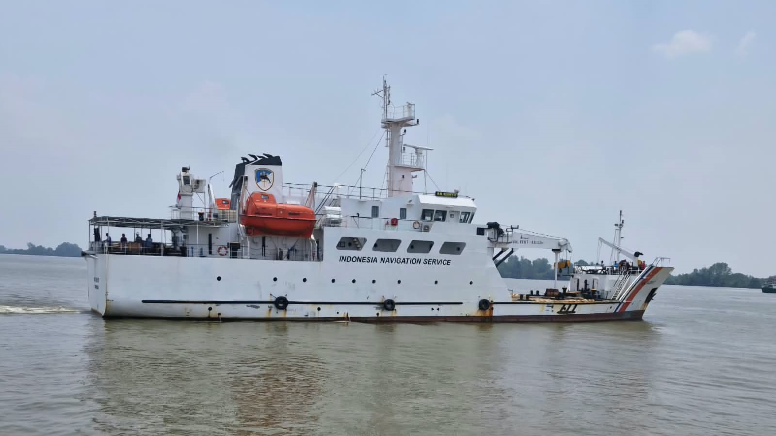 FOTO 15 Sept_Kapal Negara Kenavigasian KN Kunyit juga dikerahkan sebagai relay komunikasi radio antara kapal-kapal di lokasi operasi dengan SROP 1