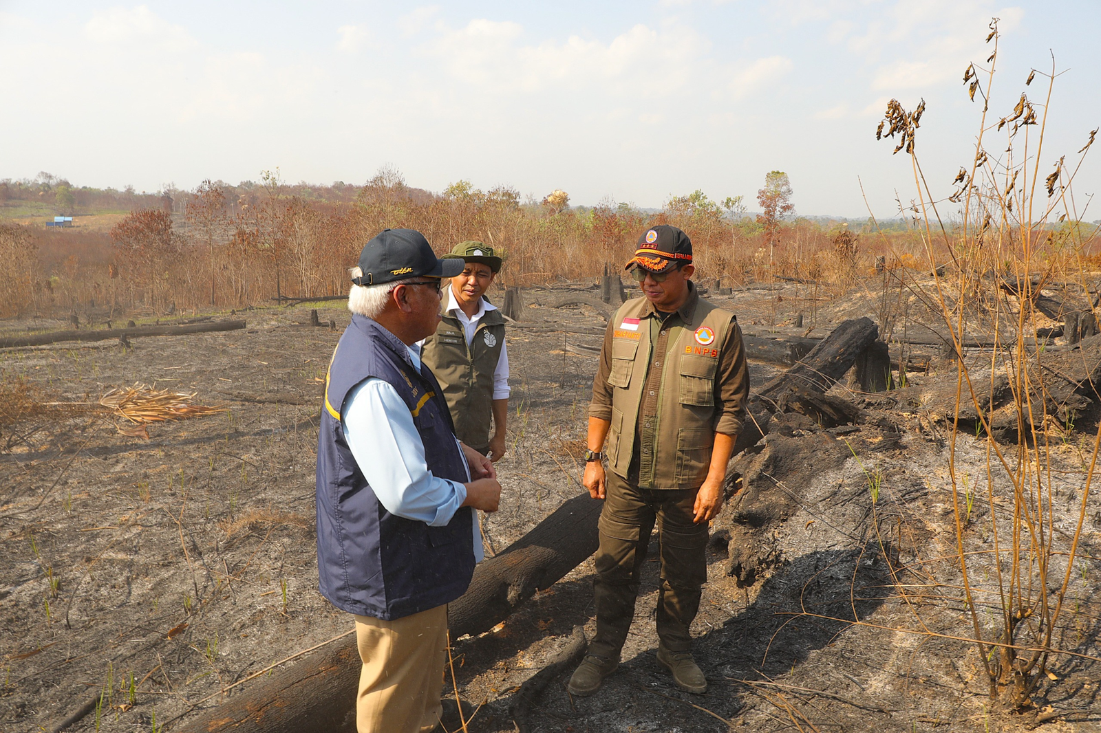 FOTO 15 Sept_Peninjauan penanganan kebakaran hutan dan lahan (karhutla) di Bukit Tengkorak, Kec Sepaku, Kab Penajam Paser Utara (PPU), Kalimantan Timur