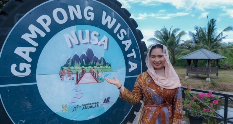 FOTO 15 Sept_Wakil Menteri Pariwisata Ni Luh Puspa saat kunjungannya ke Gampong Wisata Nusa di provinsi Aceh. dok. kemenpar