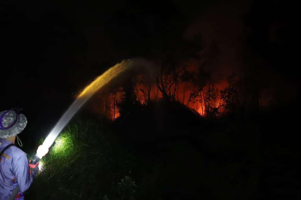 FOTO 17 Sept_Petugas BPBD dan Damkar Kota Palembang memadamkan kebakaran hutan dan lahan di kawasan Perumahan Taman Asri, Kec Sako, Kota Palembang INI