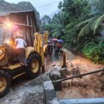 FOTO 17 Sept_Sejumlah alat berat dikerahkan untuk penanganan banjir dan tanah longsor di Kabupaten Aceh Barat Daya.
