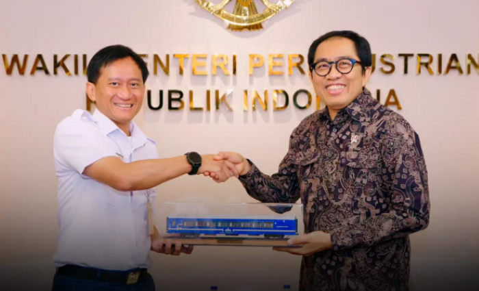 FOTO 18 Sept_Direktur Utama PT Kereta Api Indonesia (KAI) Bobby Rasyidin bertemua dengan Wakil Menteri Perindustrian Faisol Riza