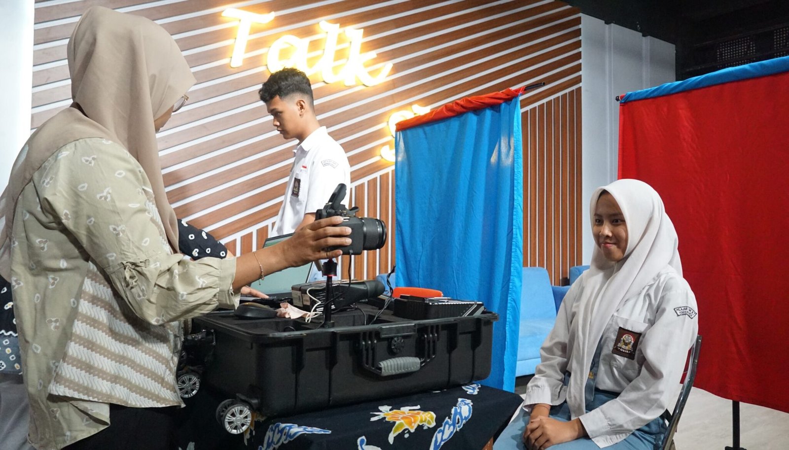 FOTO 18 Sept_Proses rekam data iris mata dalam pelayanan Dindukcapil Kota Yogyakarta ke sekolah SMA_SMK. dok. jogjakota.go.id 1 INI
