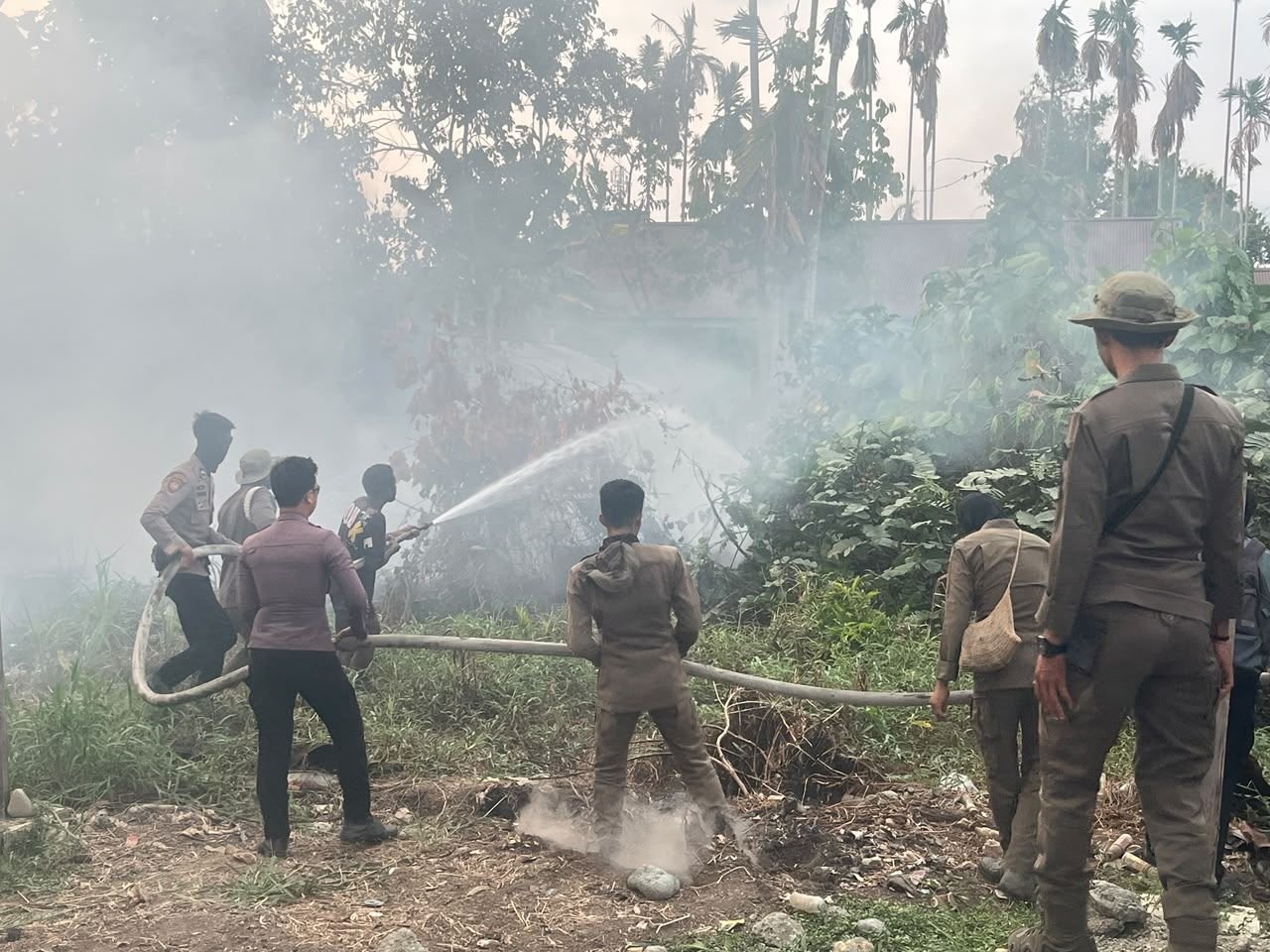 FOTO 19 Sept_Petugas gabungan melakukan pemadaman pada lahan terbakar di lahan gambut pada Kampung INI
