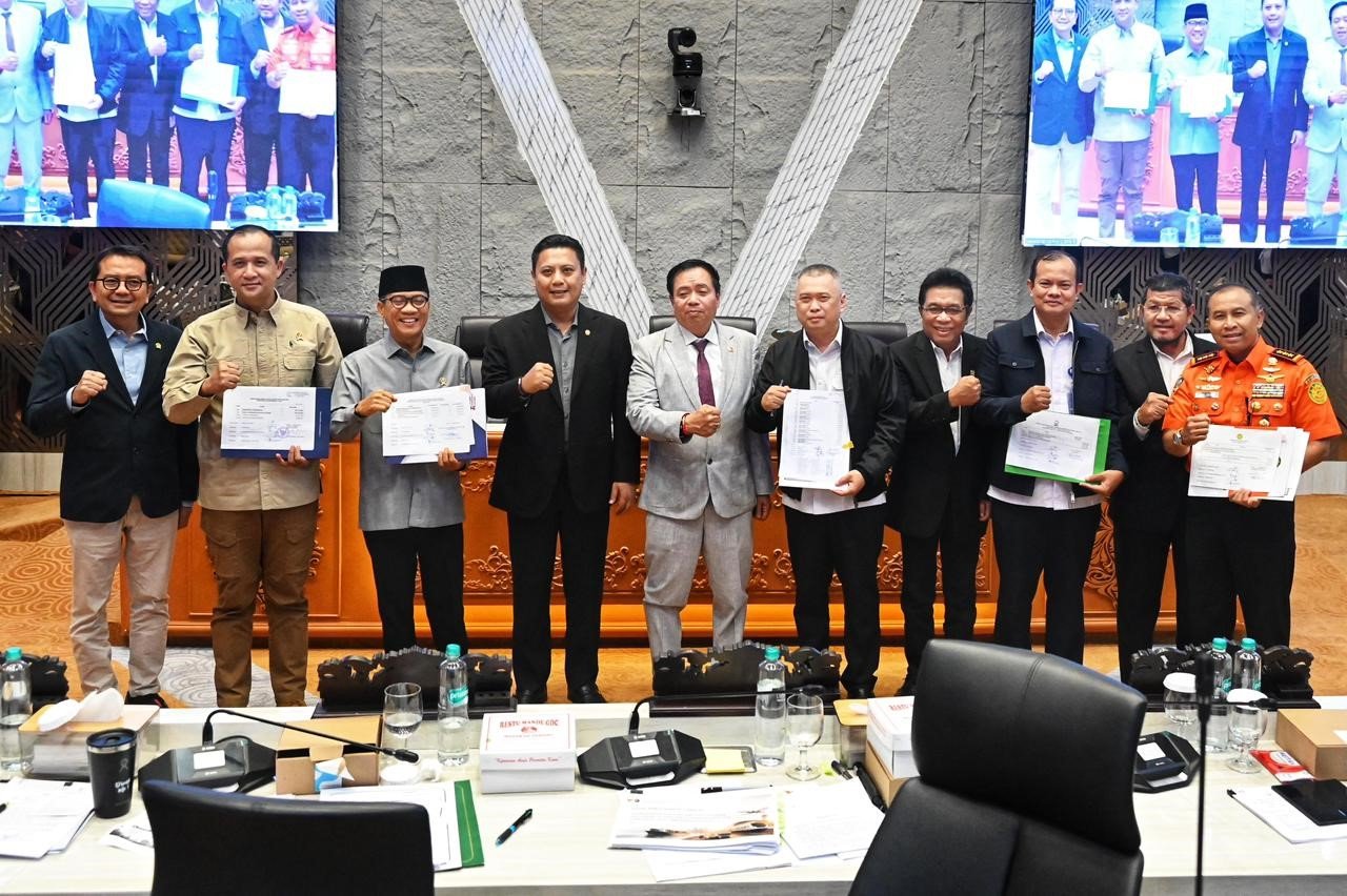 FOTO 2 Sept_Rapat Kerja Komisi V DPR dengan agenda Pembahasan Evaluasi dan Penyesuaian Anggaran 2026, serta Pembahasan dan Penetapan Pagu Anggaran 2027 di Kantor DPR, Jak