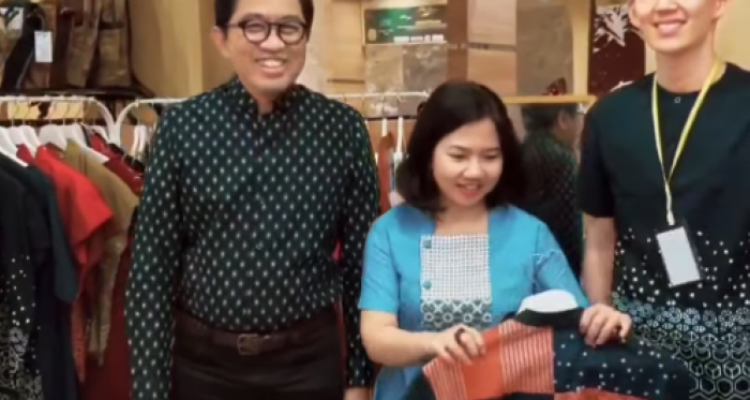 FOTO 2 Sept_Wakil Menteri Perindustrian Faisol Riza bersama dengan salah satu pelaku usaha di Pameran Kerajinan Jogja Istimewa (PKJI) 2026. dok. instagramfaisolrizaid