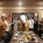 FOTO 2 Sept_Wakil Wali Kota (Wawakot) Bekasi Abdul Harris Bobihoe menerima kunjungan kerja sejumlah anggota DPRD Kota Depok.