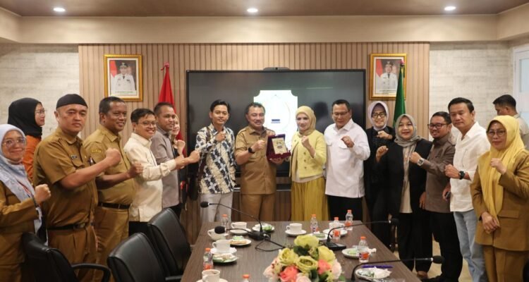 FOTO 2 Sept_Wakil Wali Kota (Wawakot) Bekasi Abdul Harris Bobihoe menerima kunjungan kerja sejumlah anggota DPRD Kota Depok.