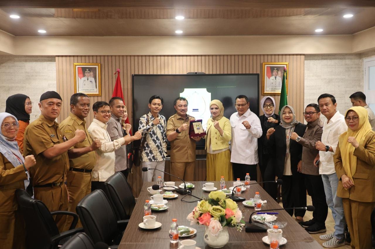 FOTO 2 Sept_Wakil Wali Kota (Wawakot) Bekasi Abdul Harris Bobihoe menerima kunjungan kerja sejumlah anggota DPRD Kota Depok.