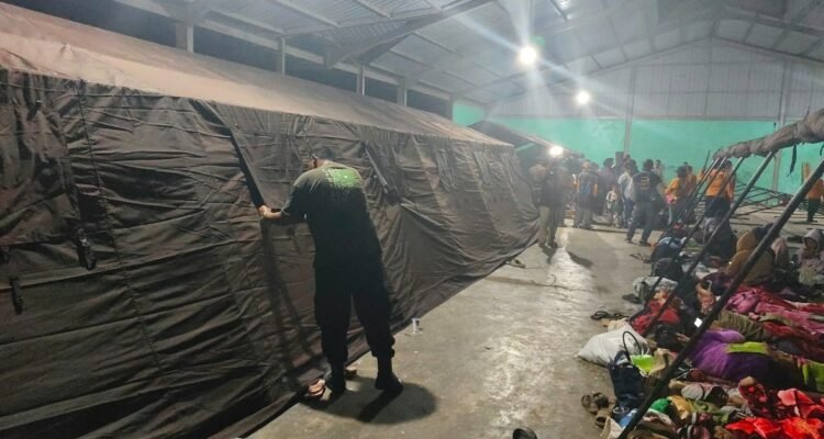 FOTO 2 Sept_Warga Desa Kuta Tengah, Kecamatan Simpang Empat, Kabupaten Karo, mengungsi ke Posko Penanganan Darurat di Desa Sukatepu, Kecamatan Naman Teran. bpbdkab