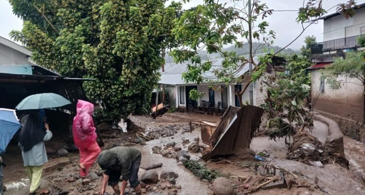 FOTO 22 Sept_Kerusakan bangunan dan fasilitas akibat banjir bandang di Nagari Batang Barus, Kecamatan Gunung Talang, Kabupaten Solok, Sumatra Barat INI
