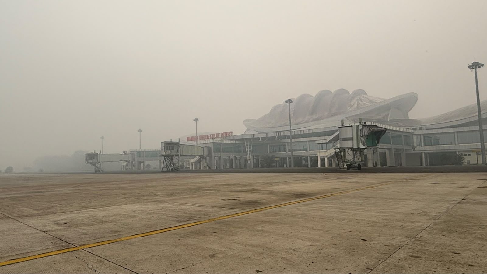 FOTO 22 Sept_Kondisi asap akibat kebakaran hutan dan lahan (karhutla) yang memengaruhi jarak pandang di sekitar bandar udara. dok. hubudkemenhub 2 INI