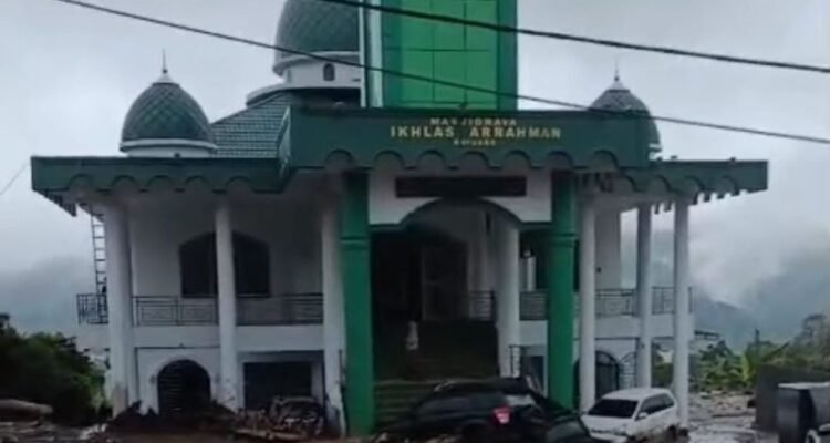 FOTO 22 Sept_Kondisi kawasan Kayu Aro, Kabupaten Solok, Sumatra Barat, pascabanjir bandang pada Senin (21 9 2026) malam. dok. ist