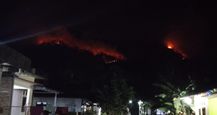 FOTO 22 Sept_Penanganan kebakaran hutan dan lahan di Desa Tipar Kidul, Kecamatan Ajibarang dan Desa Windunegara INI