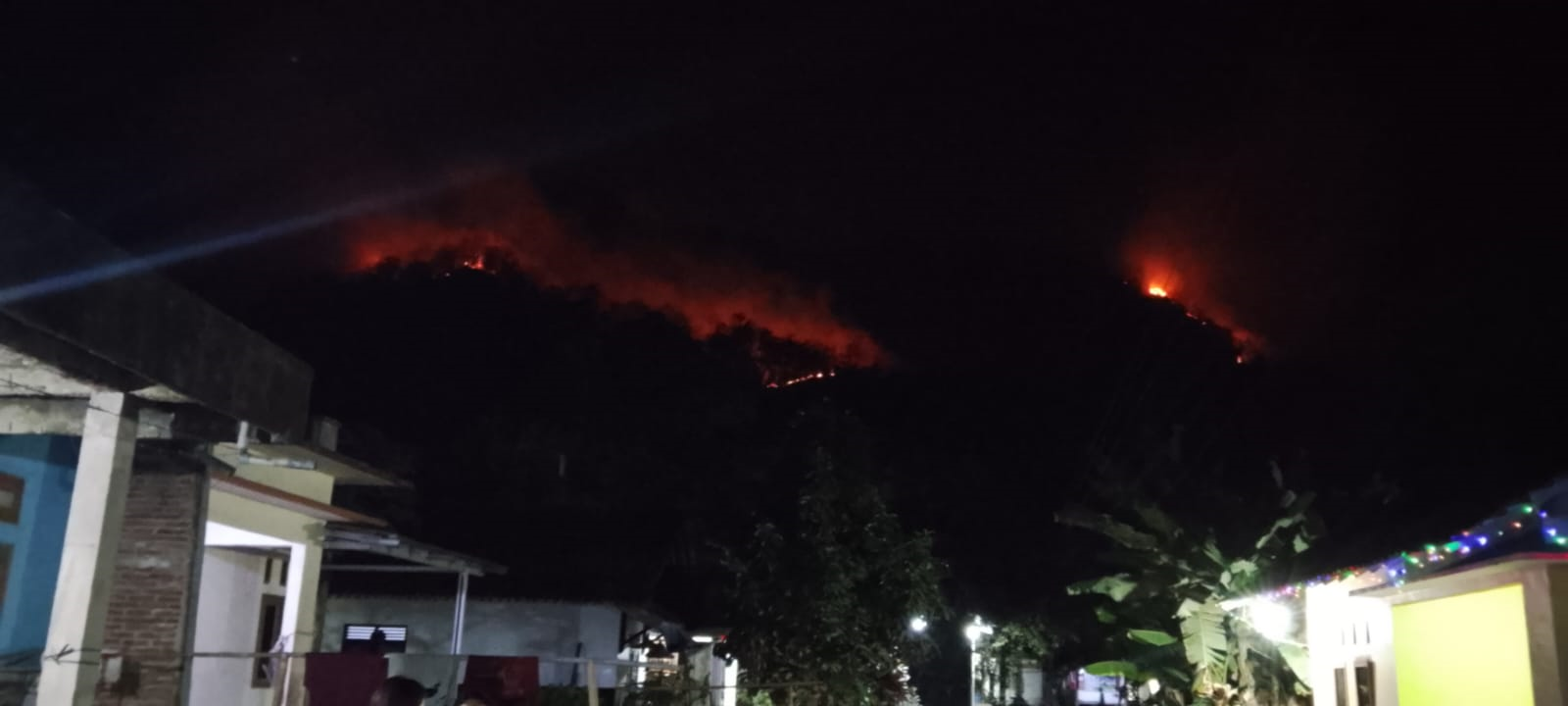 FOTO 22 Sept_Penanganan kebakaran hutan dan lahan di Desa Tipar Kidul, Kecamatan Ajibarang dan Desa Windunegara INI