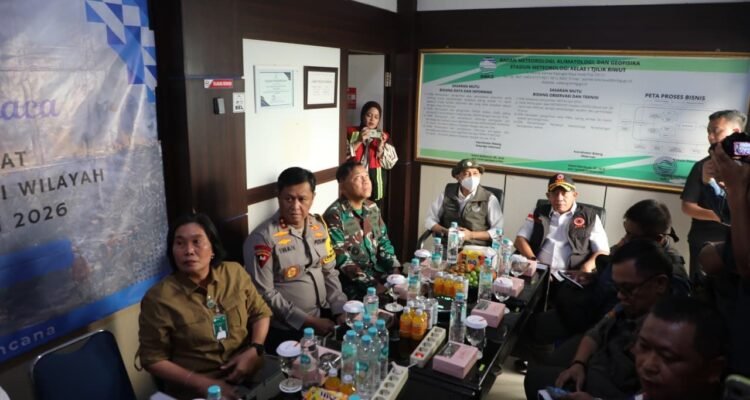 FOTO 23 Sept_Kepala BNPB Letjen TNI Suharyanto dan Menteri Kehutanan Raja Juli Antoni rapat teknis operasi modifikasi cuaca