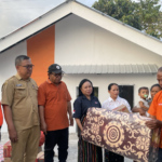 FOTO 23 Sept_Proses serah terima hunian sementara (huntara) untuk warga terdampak gempa Flores di Desa Gurung Liwut, Kec Borong, Kab Manggarai Timur, NTT. bnpb INI