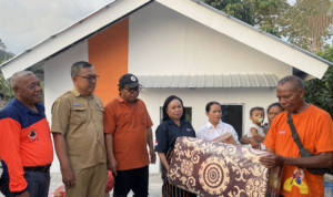 FOTO 23 Sept_Proses serah terima hunian sementara (huntara) untuk warga terdampak gempa Flores di Desa Gurung Liwut, Kec Borong, Kab Manggarai Timur, NTT. bnpb INI