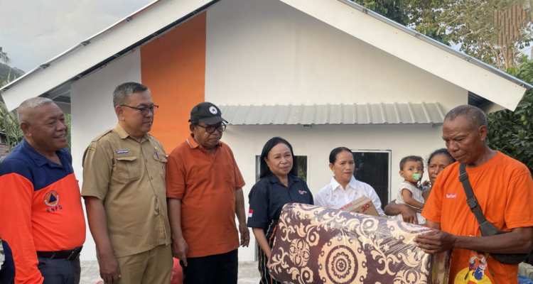 FOTO 23 Sept_Proses serah terima hunian sementara (huntara) untuk warga terdampak gempa Flores di Desa Gurung Liwut, Kec Borong, Kab Manggarai Timur, NTT. bnpb INI