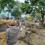 FOTO 24 Sept_Gubernur Sumatra Barat Mahyeldi meninjau penanganan bencana banjir bandang di Nagari Batang Barus dan Koto Gaek Guguak, Kec Gunung Talang, Kab Solok 1